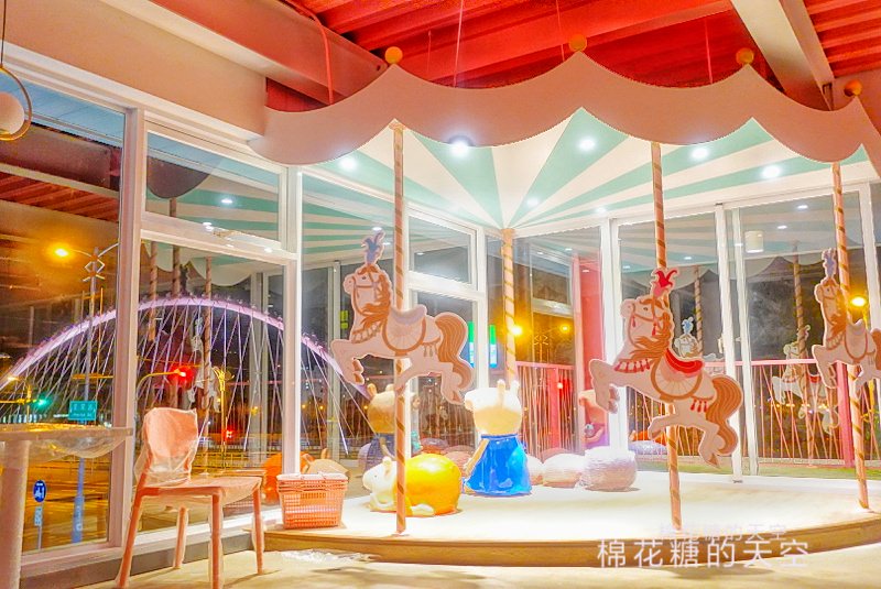 台中粉紅全家情人店晚上拍照更夢幻！二樓旋轉木馬佐情人橋畫面滿滿粉紅泡泡～