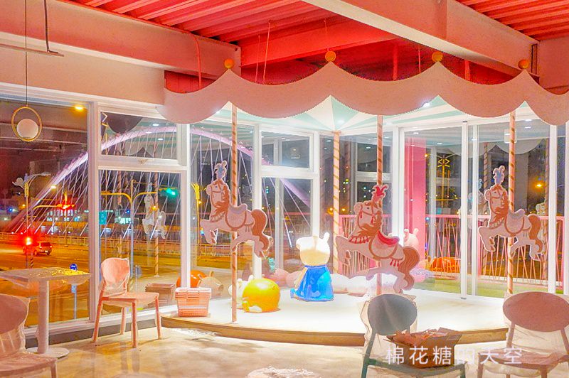 台中粉紅全家情人店晚上拍照更夢幻！二樓旋轉木馬佐情人橋畫面滿滿粉紅泡泡～