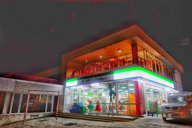 台中粉紅全家情人店晚上拍照更夢幻！二樓旋轉木馬佐情人橋畫面滿滿粉紅泡泡～