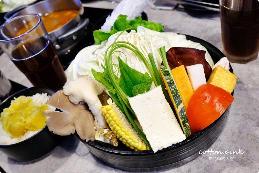 台中火鍋推薦|宇良食最新鍋底一台斤大蛤蜊現炒超級海味～過癮啊！