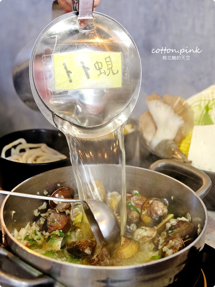 台中火鍋推薦|宇良食最新鍋底一台斤大蛤蜊現炒超級海味～過癮啊！