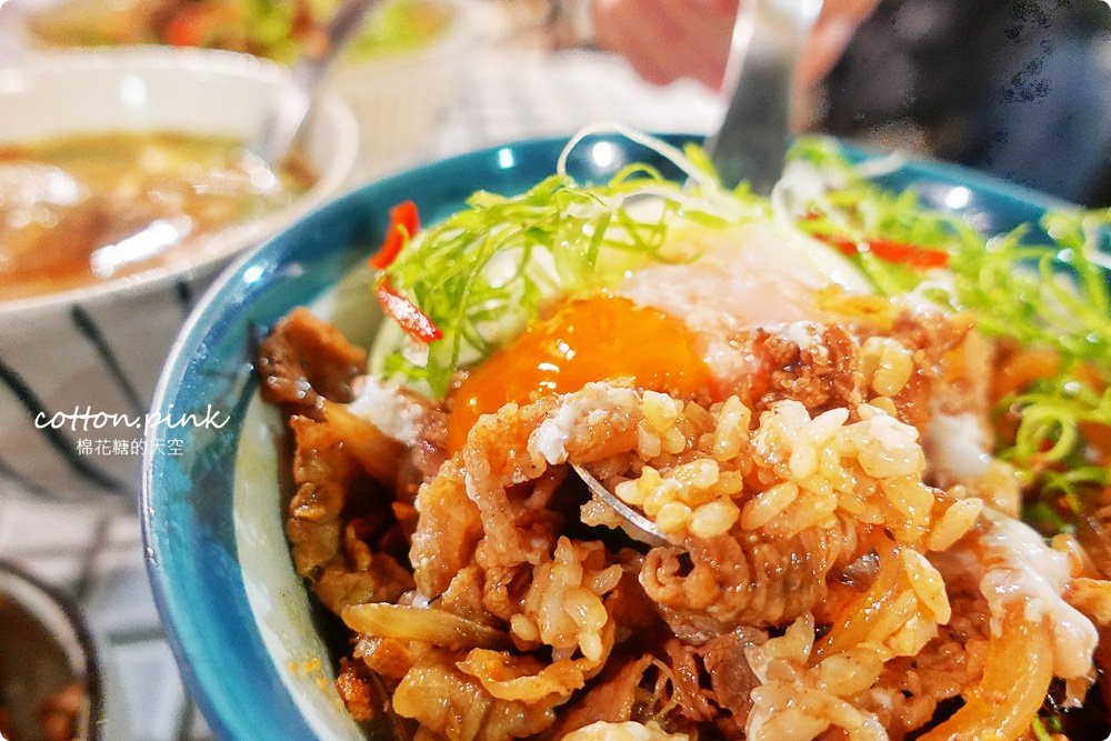 台中模範街商圈隱藏版美食-小庭院裏的TAKU牛丼，夜間限定喔！