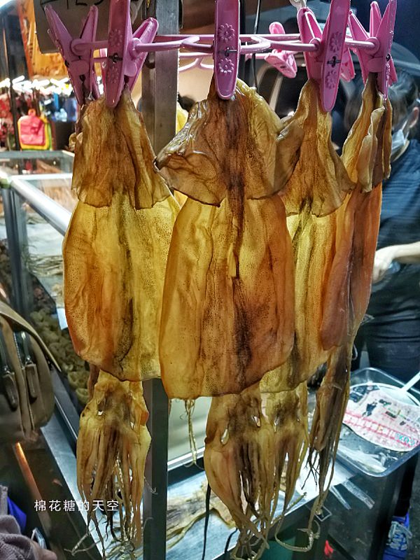 台中旱溪夜市排隊美食-碳烤蜜汁魷魚絲季節限定唷！