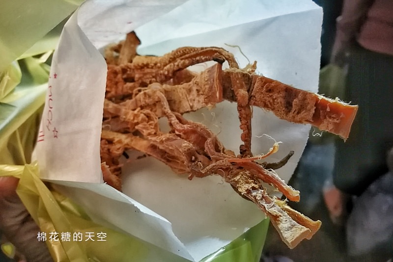 台中旱溪夜市排隊美食-碳烤蜜汁魷魚絲季節限定唷！
