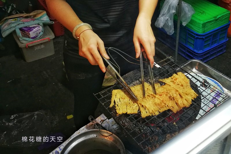 台中旱溪夜市排隊美食-碳烤蜜汁魷魚絲季節限定唷！