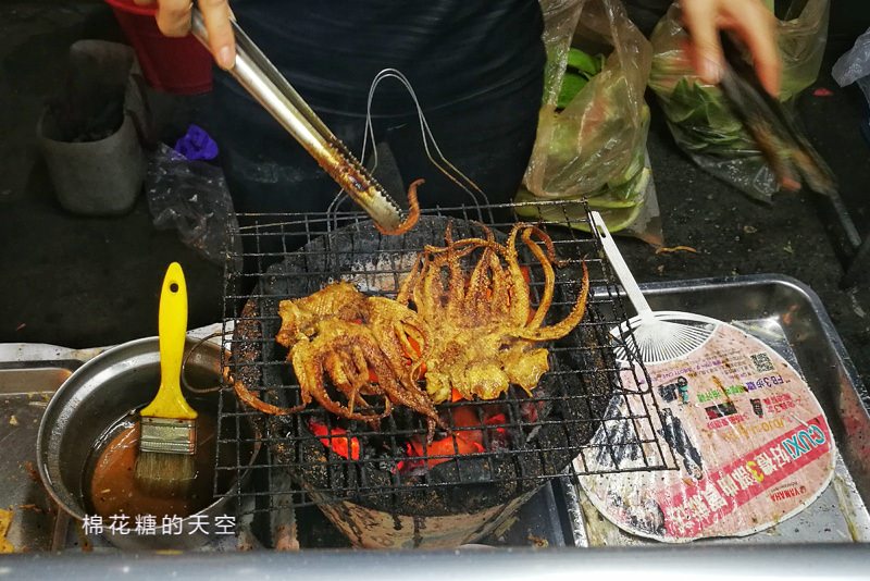 台中旱溪夜市排隊美食-碳烤蜜汁魷魚絲季節限定唷！