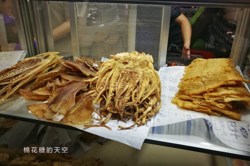 台中旱溪夜市排隊美食-碳烤蜜汁魷魚絲季節限定唷！