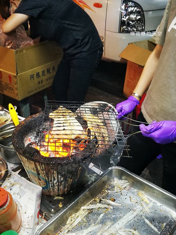 台中旱溪夜市排隊美食-碳烤蜜汁魷魚絲季節限定唷！