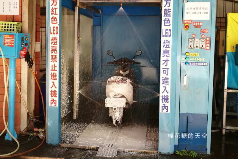 一中街旁機車不用自己洗～台中自動洗車摩托車也能用！記得先看使用說明唷～