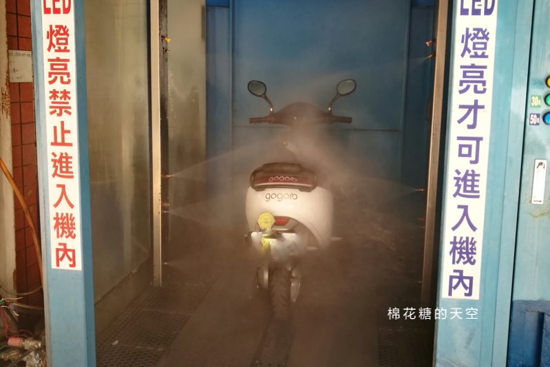 一中街旁機車不用自己洗～台中自動洗車摩托車也能用！記得先看使用說明唷～