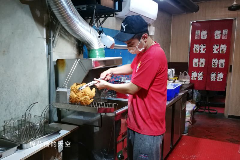 台中也有炸全雞！整隻雞炸到金黃酥脆太誘人～今天宵夜就到爆Q吃雞啦！
