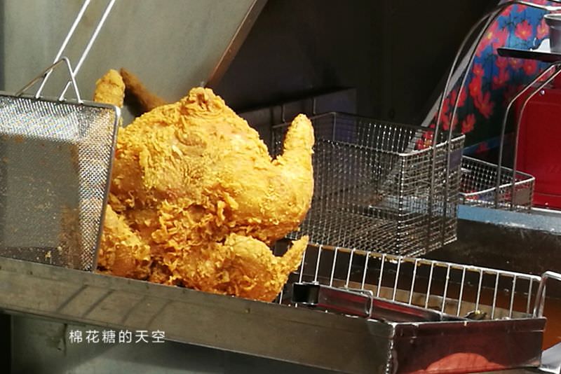 台中也有炸全雞！整隻雞炸到金黃酥脆太誘人～今天宵夜就到爆Q吃雞啦！
