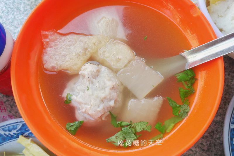 台中第五市場必吃阿彬爌肉飯-只有早餐吃得到隔壁就是太空紅茶冰