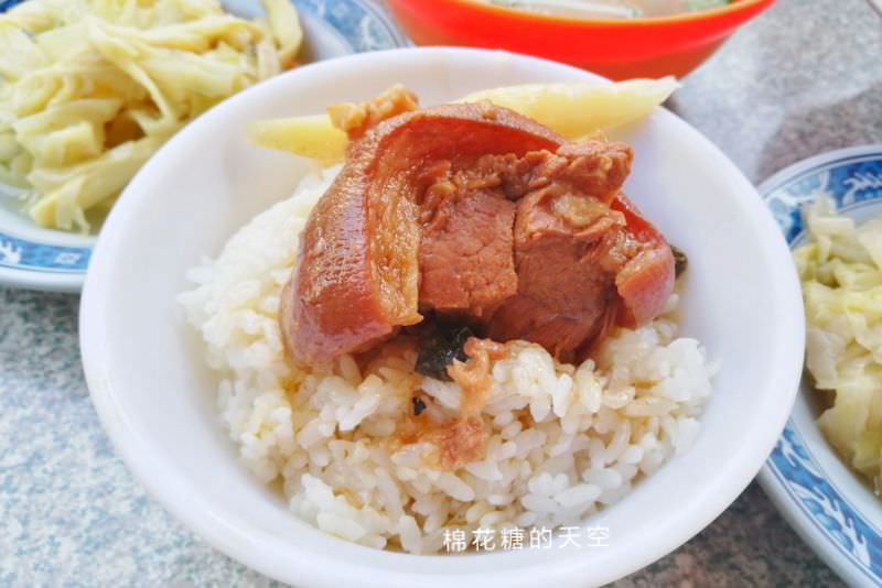 台中第五市場必吃阿彬爌肉飯-只有早餐吃得到隔壁就是太空紅茶冰