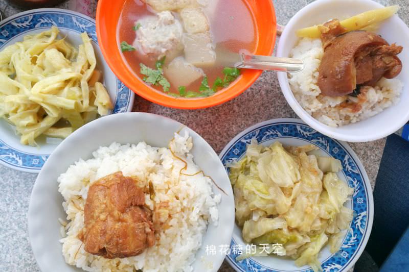 台中第五市場必吃阿彬爌肉飯-只有早餐吃得到隔壁就是太空紅茶冰