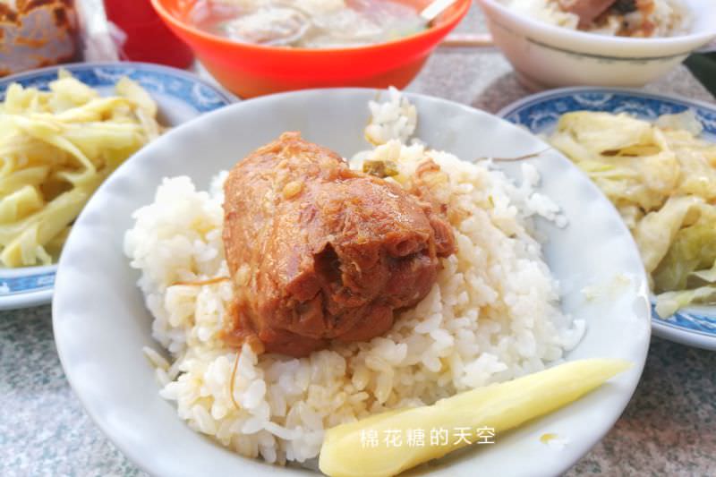 台中第五市場必吃阿彬爌肉飯-只有早餐吃得到隔壁就是太空紅茶冰