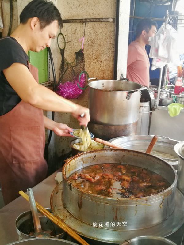 台中第五市場必吃阿彬爌肉飯-只有早餐吃得到隔壁就是太空紅茶冰