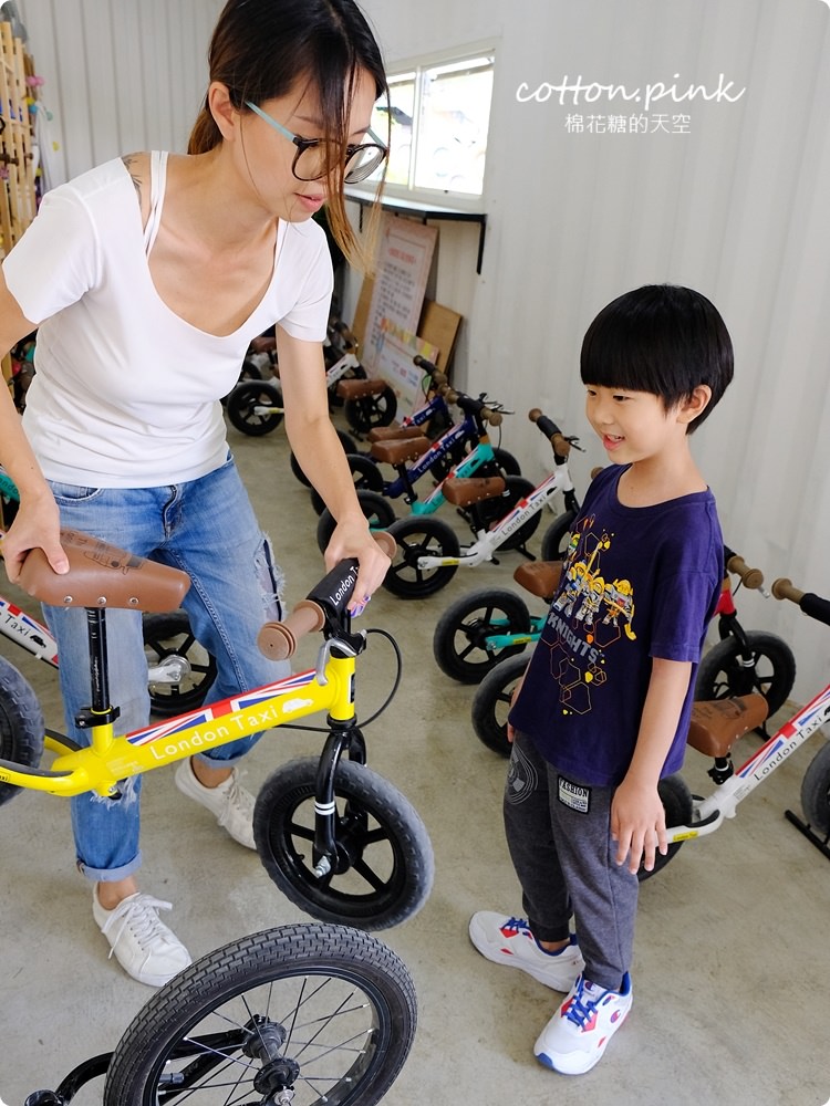 網美級台中親子餐廳-台中唯一chu a ka 滑步車咖啡館，小朋友大玩滑步車放電去，貨櫃屋、帳篷綠地超好拍