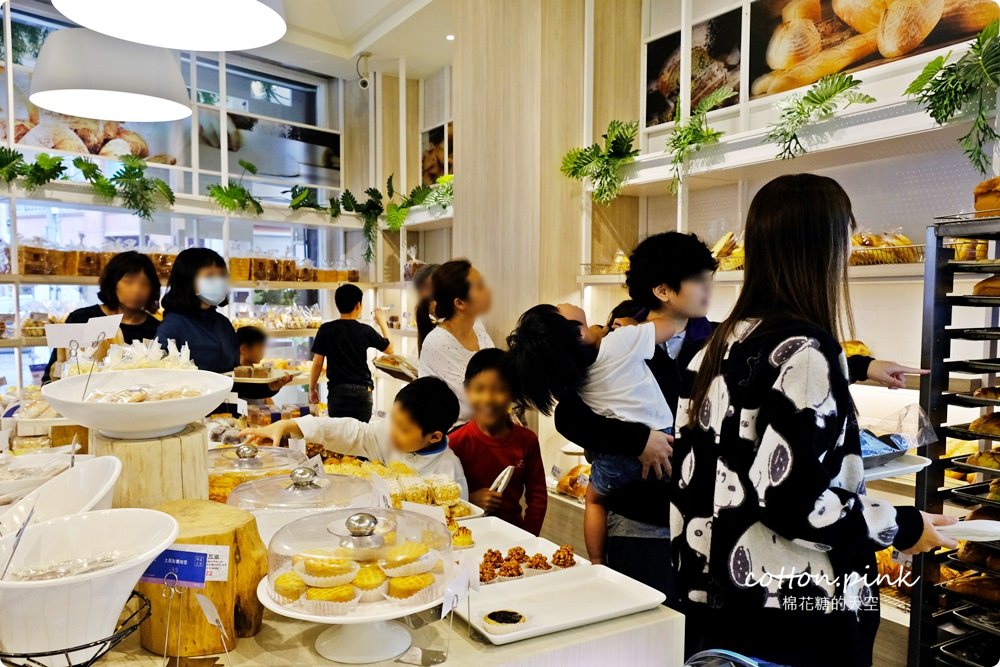 台中馥漫麵包花園大改裝！不輸網美咖啡廳～冰淇淋蛋糕口感超棒母親節蛋糕預購中！