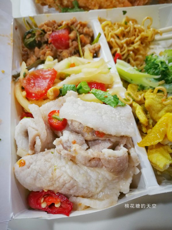 台中大里也有泰式自助餐啦！最新開幕～雞排超大塊！奶茶無限喝！