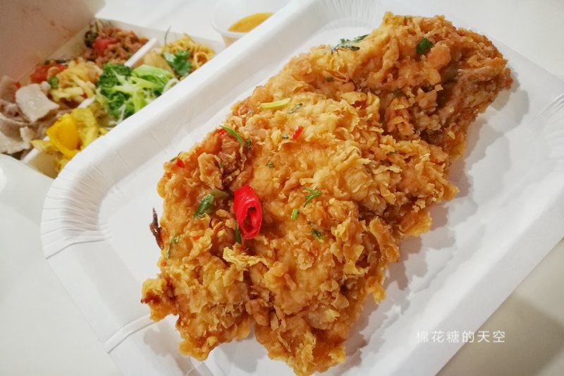 台中大里也有泰式自助餐啦！最新開幕～雞排超大塊！奶茶無限喝！