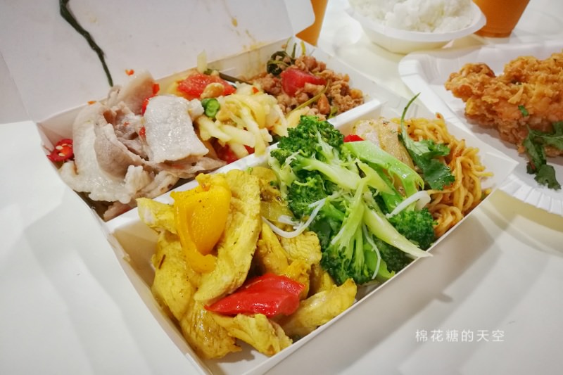 台中大里也有泰式自助餐啦！最新開幕～雞排超大塊！奶茶無限喝！