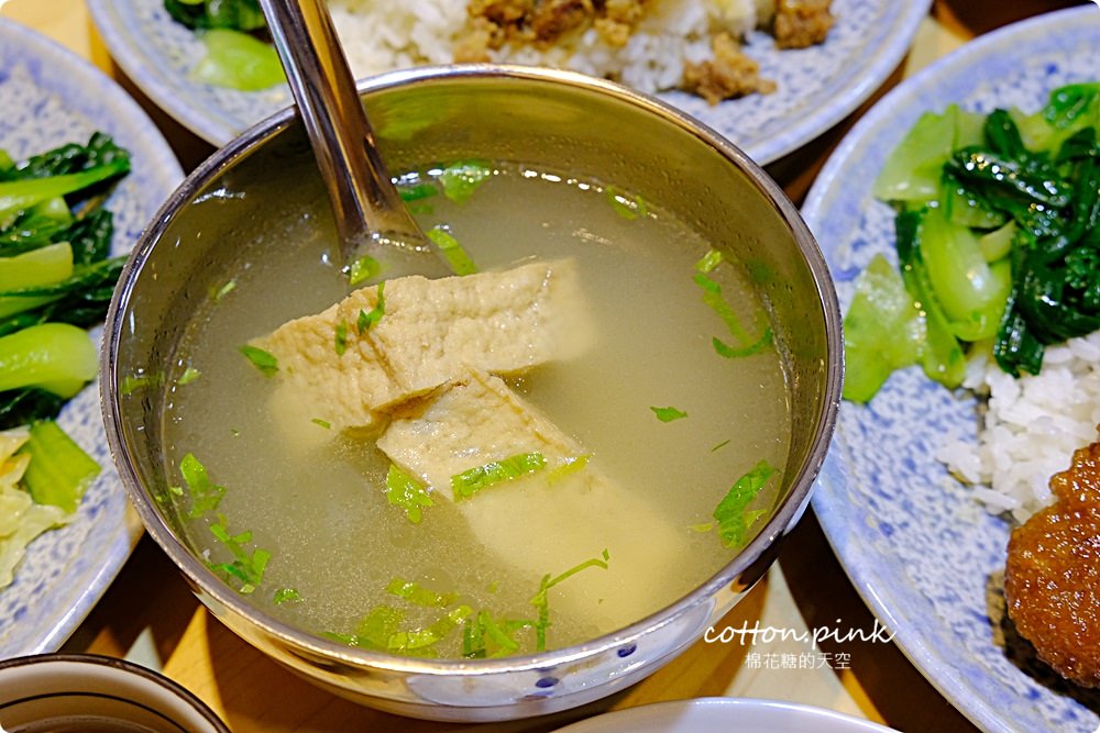 台中南屯便當推薦|肥飯堂傳統便當香酥肉排太迷人，大推手工麵線拌豬油超香的啦