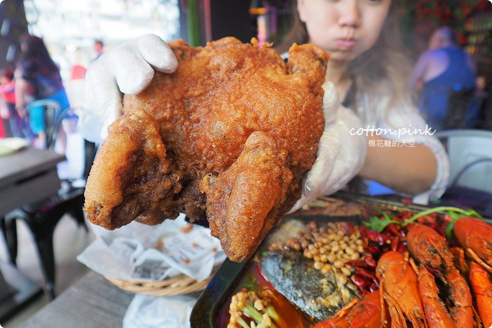 台中麻辣烤魚大升級！水貨烤魚小龍蝦初上市～菜單上這個竟然是炸全雞！