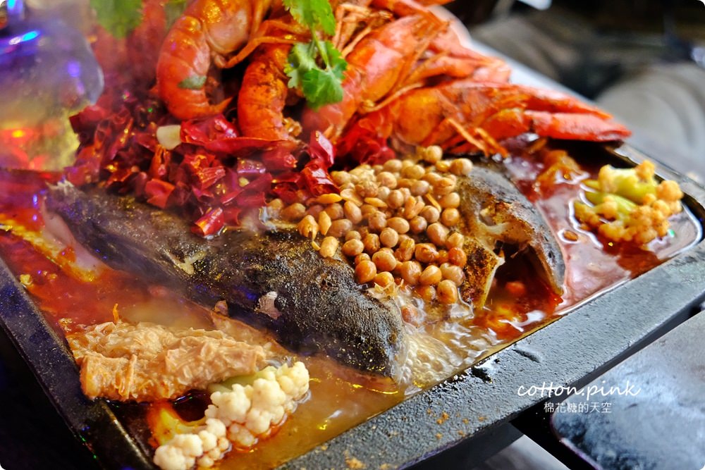 台中麻辣烤魚大升級！水貨烤魚小龍蝦初上市～菜單上這個竟然是炸全雞！