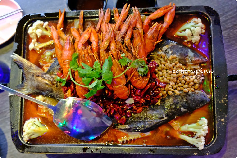 台中麻辣烤魚大升級！水貨烤魚小龍蝦初上市～菜單上這個竟然是炸全雞！