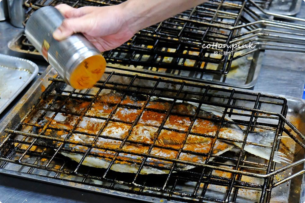 台中麻辣烤魚大升級！水貨烤魚小龍蝦初上市～菜單上這個竟然是炸全雞！