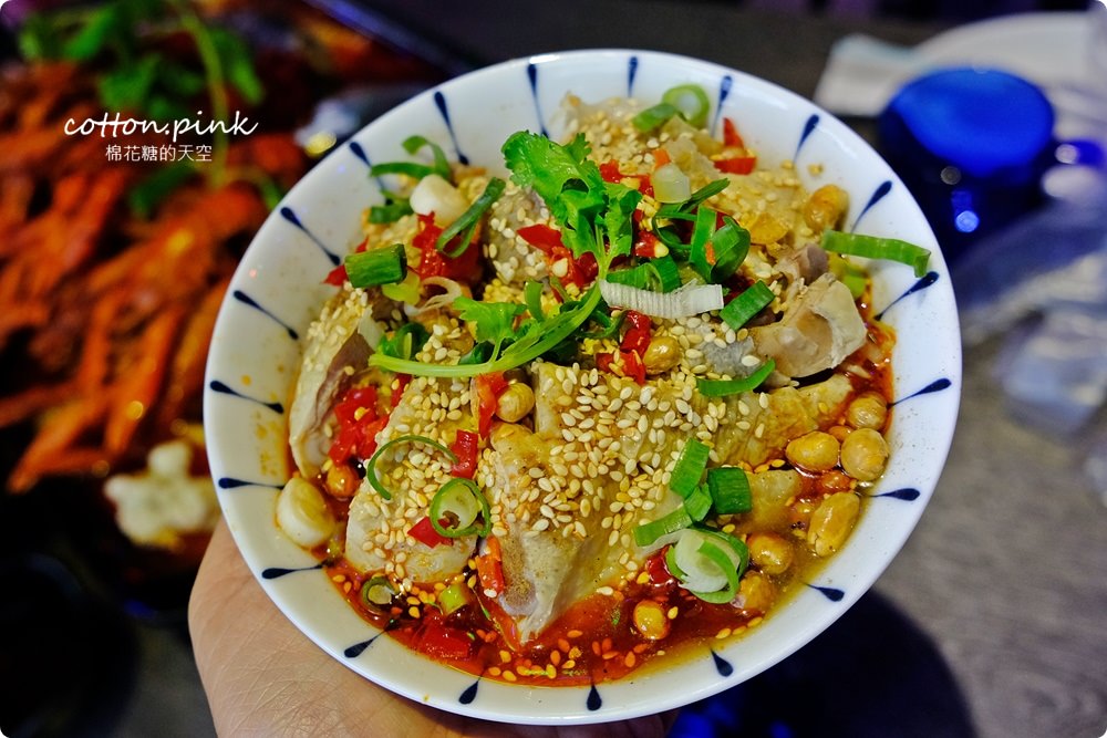 台中麻辣烤魚大升級！水貨烤魚小龍蝦初上市～菜單上這個竟然是炸全雞！