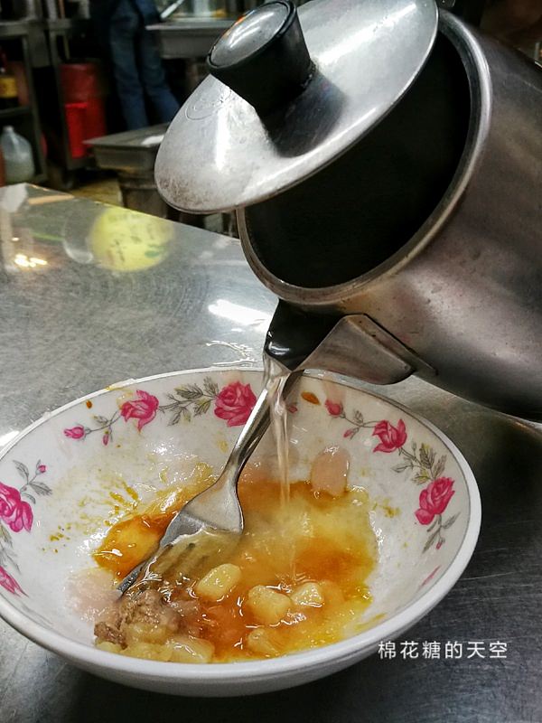 豐原廟東夜市必吃美食-正老牌肉丸，店裡只賣兩種東西人氣就爆棚啦！