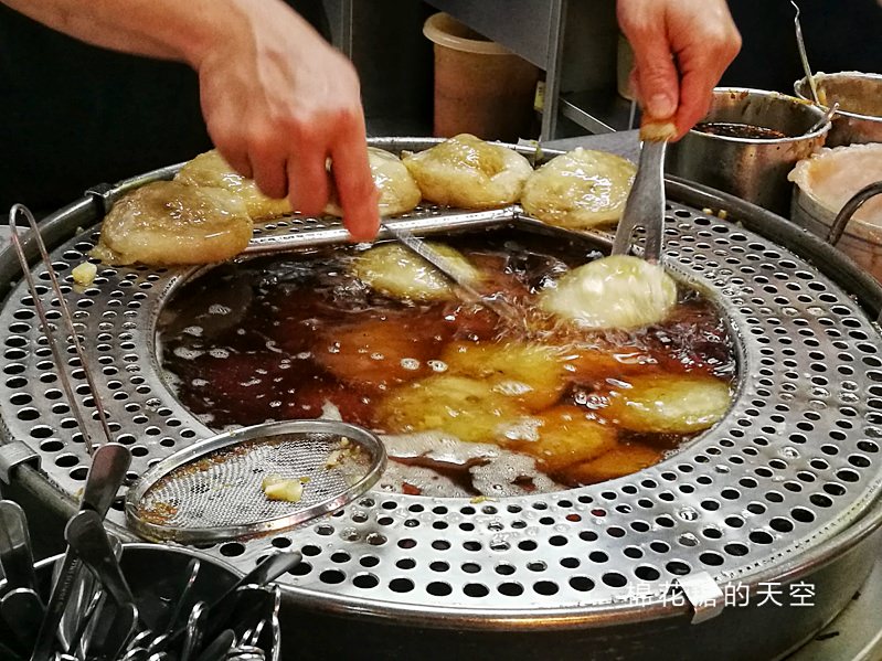 豐原廟東夜市必吃美食-正老牌肉丸，店裡只賣兩種東西人氣就爆棚啦！