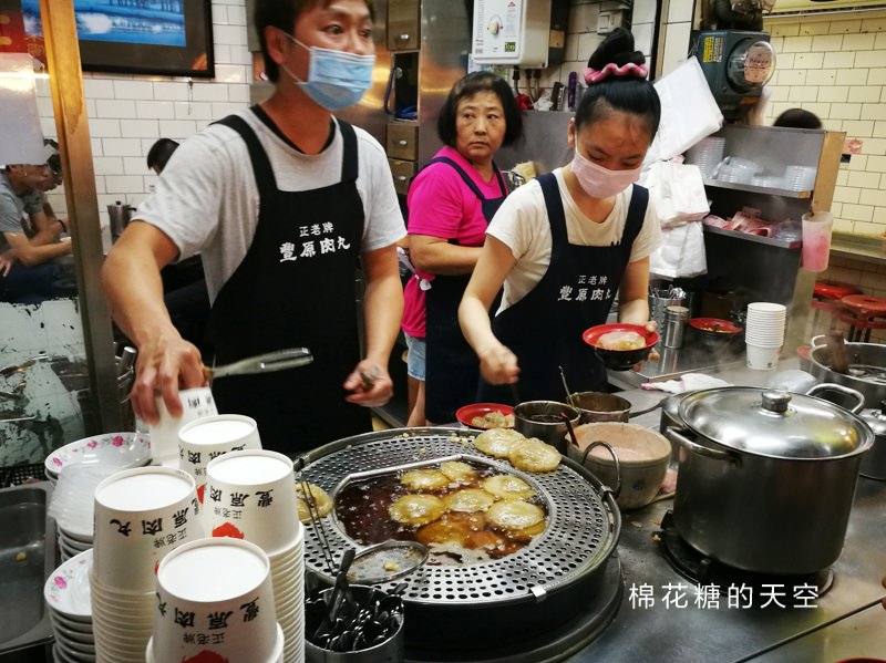 豐原廟東夜市必吃美食-正老牌肉丸，店裡只賣兩種東西人氣就爆棚啦！