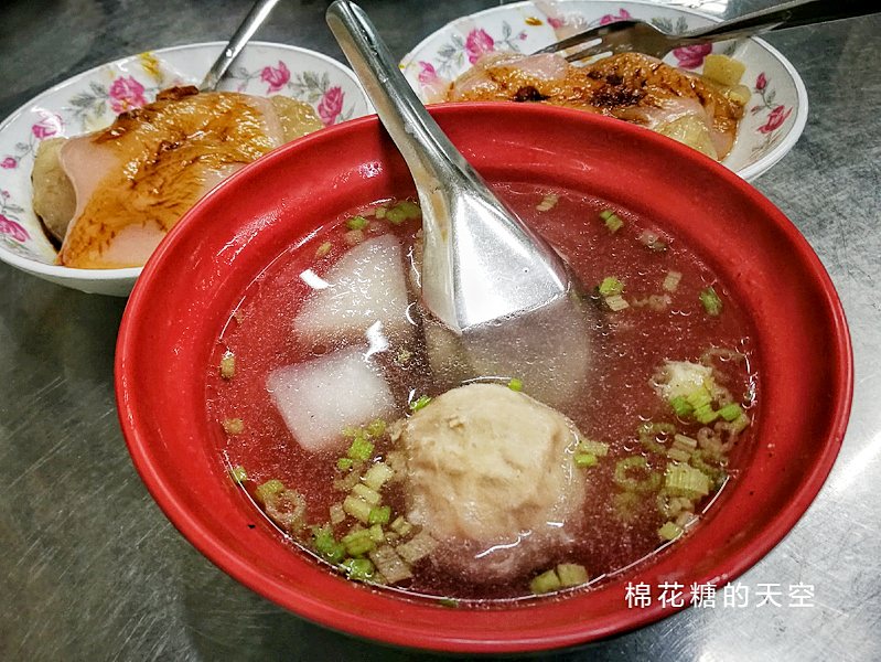 豐原廟東夜市必吃美食-正老牌肉丸，店裡只賣兩種東西人氣就爆棚啦！