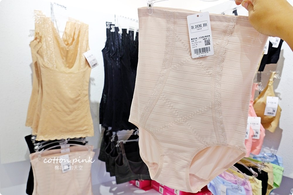 台中老牌大成內衣逢甲夜市開分店啦！香港女孩兒必買就是這一套！六色通通帶回家……
