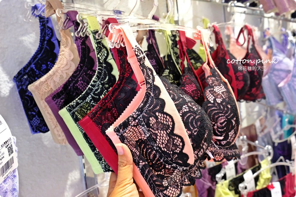 台中老牌大成內衣逢甲夜市開分店啦!香港女孩兒必買就是這一套!六色通通帶回家…… 台中老牌大成內衣逢甲夜市開分店啦!香港女孩兒必買就是這一套!六色通通帶回家……