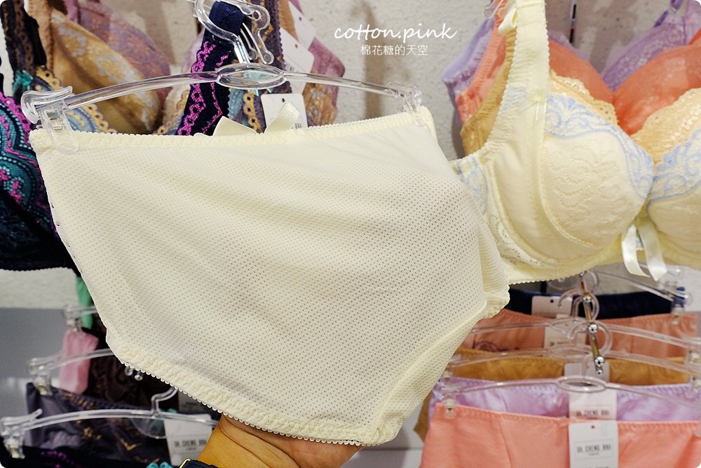 台中老牌大成內衣逢甲夜市開分店啦！香港女孩兒必買就是這一套！六色通通帶回家……