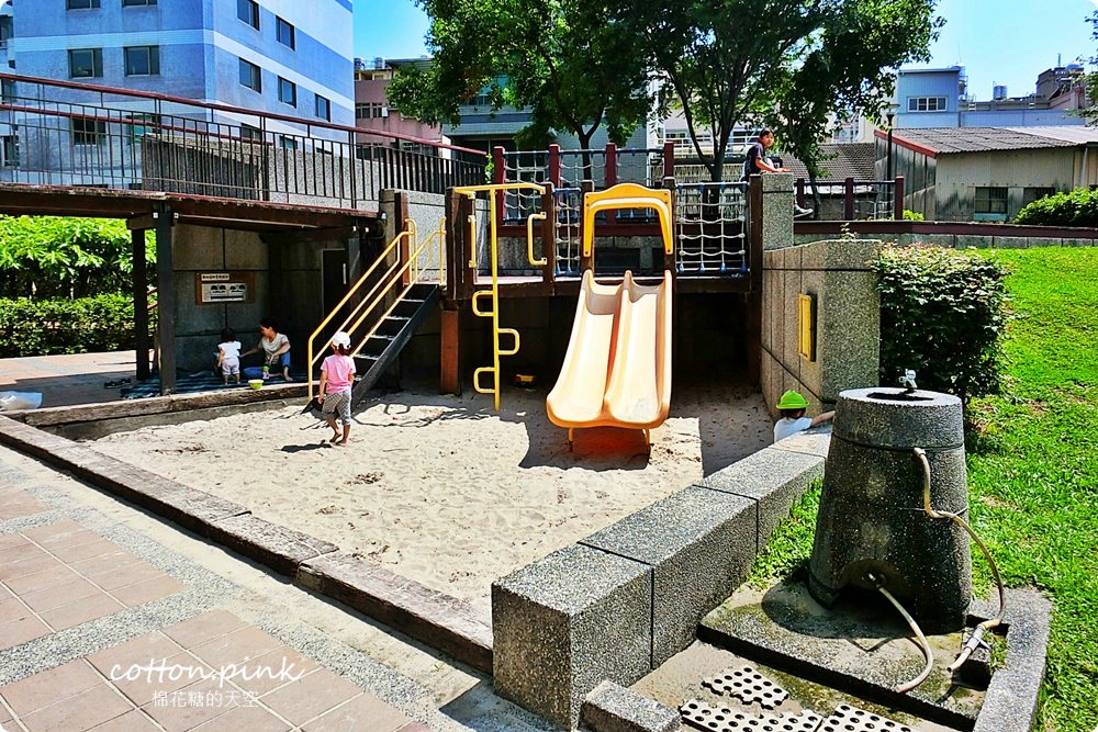台中的公園太狂了！沙坑、溜滑梯不夠看～竟然還有樹屋！親子放電好去處～