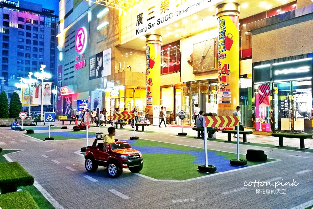 台灣大道旁出現賽車場?!賓利、警車任你挑～台中親子暑假好去處～