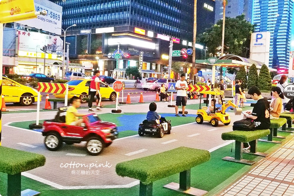 台灣大道旁出現賽車場?!賓利、警車任你挑～台中親子暑假好去處～