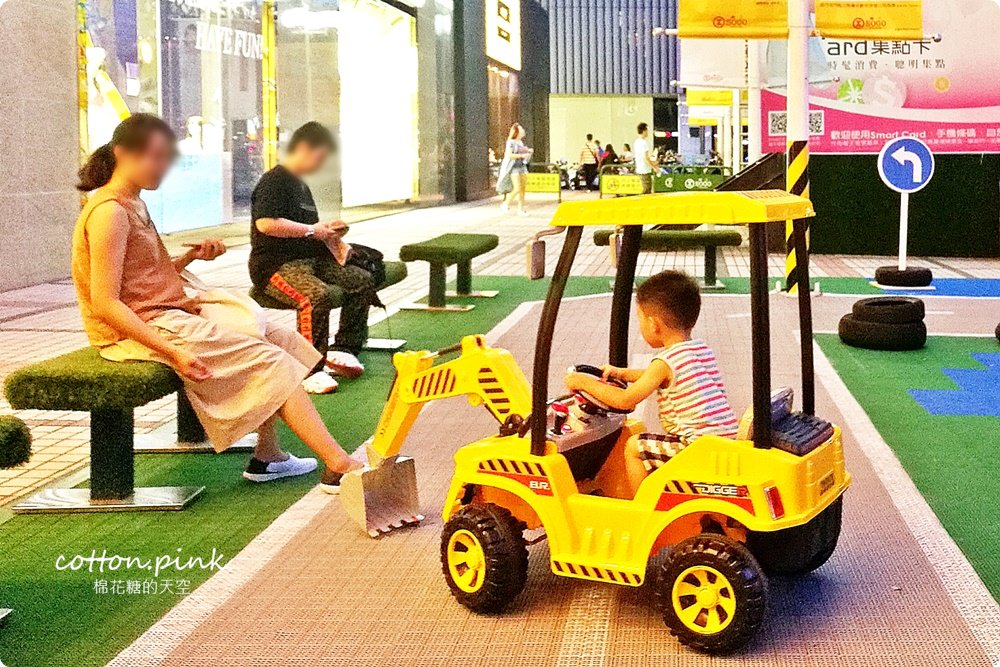 台灣大道旁出現賽車場?!賓利、警車任你挑～台中親子暑假好去處～