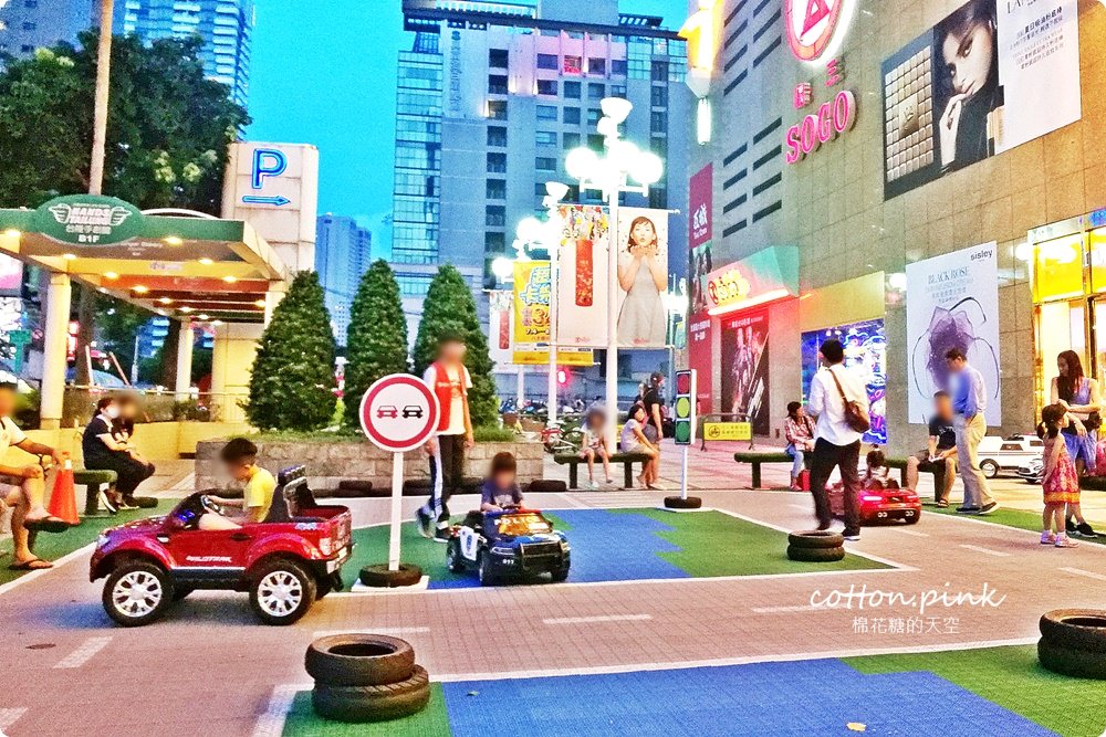 台灣大道旁出現賽車場?!賓利、警車任你挑～台中親子暑假好去處～