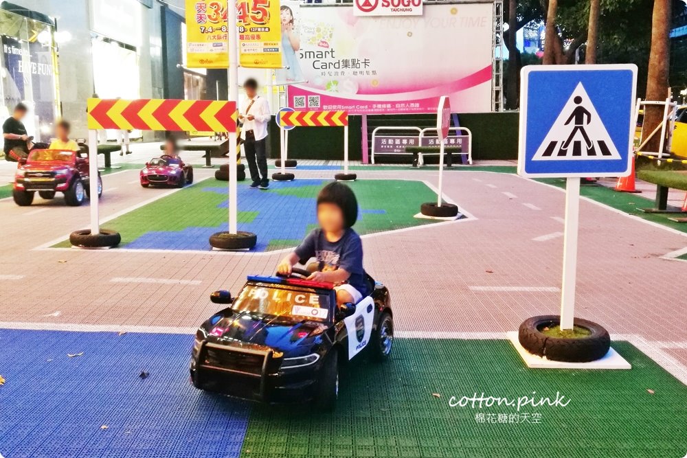 台灣大道旁出現賽車場?!賓利、警車任你挑～台中親子暑假好去處～