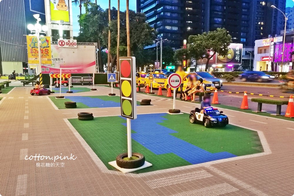 台灣大道旁出現賽車場?!賓利、警車任你挑～台中親子暑假好去處～