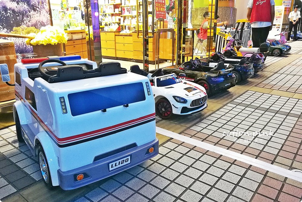 台灣大道旁出現賽車場?!賓利、警車任你挑～台中親子暑假好去處～