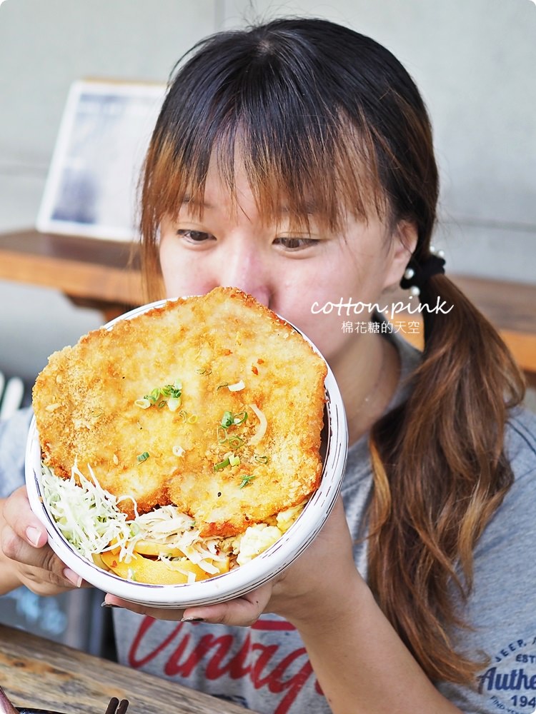 模範街浮誇系丼飯-日式豬排比臉還大！壽星用餐沐丼免費加肉大放送～小菜、生菜、飲料吃到飽！