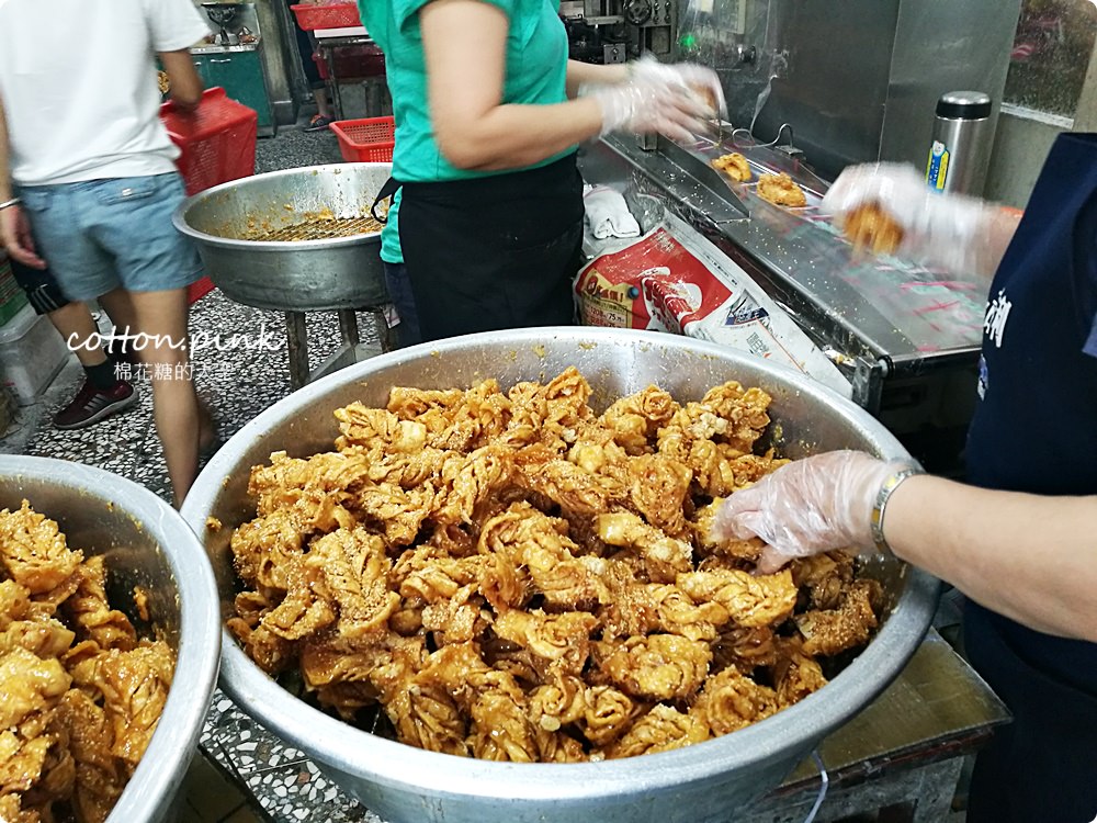 台中伴手禮老店-今日蜜麻花藏在草悟道巷弄內，一口大小的香片也非常受歡迎