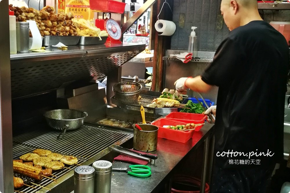 中美街必吃品燒炭烤，台中少見烤鹹酥雞必點，文內有完整菜單